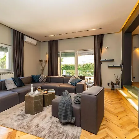 Exquisite With Private Pool In