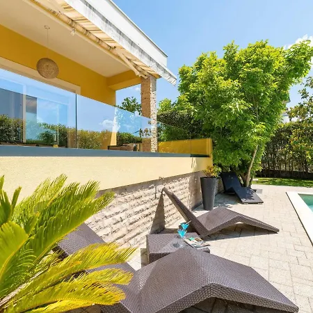 Exquisite With Private Pool In زادار