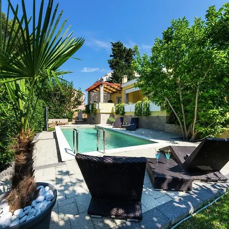 فيلة Exquisite With Private Pool In