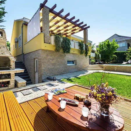 فيلة Exquisite With Private Pool In زادار